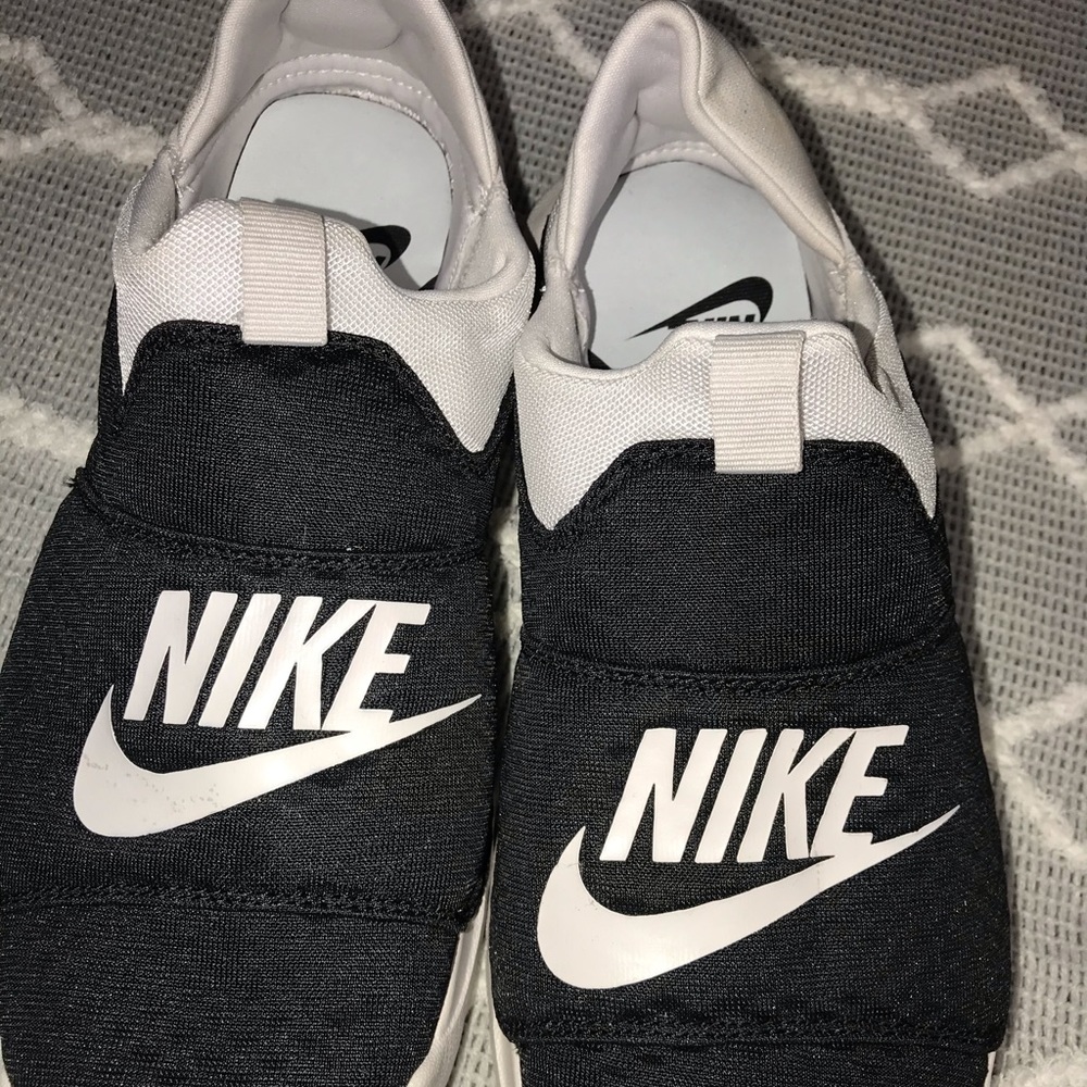 Nike, no-tie slip on shoe, size 8 Men’s.